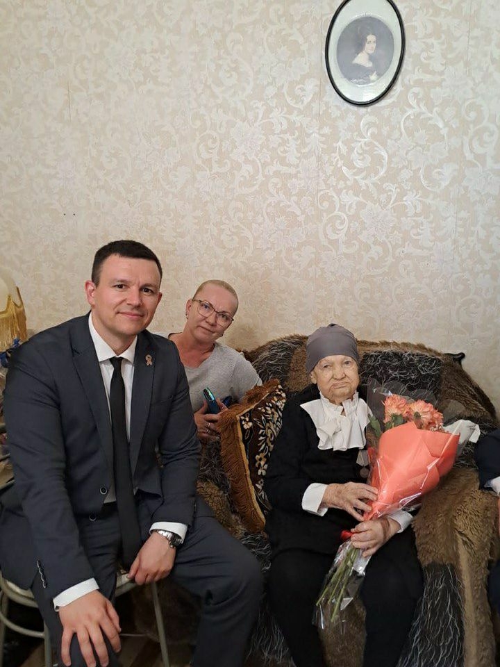 Министр соцразвития Астраханской области поздравил ветерана войны Елену Грачеву
