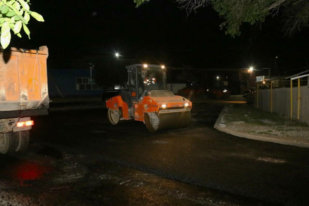 В Астрахани ремонтируют тротуар на Агрономической