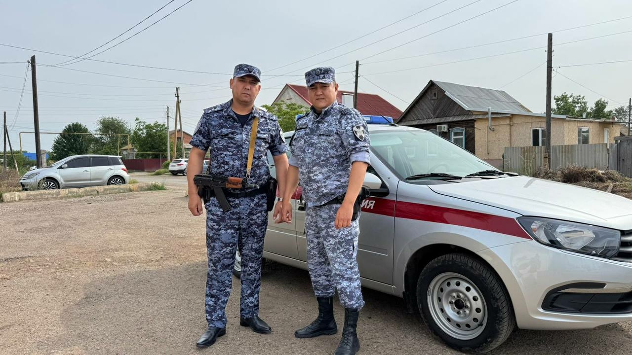 В Камызяке росгвардейцы помогли 75-летней женщине вернуться домой к родным