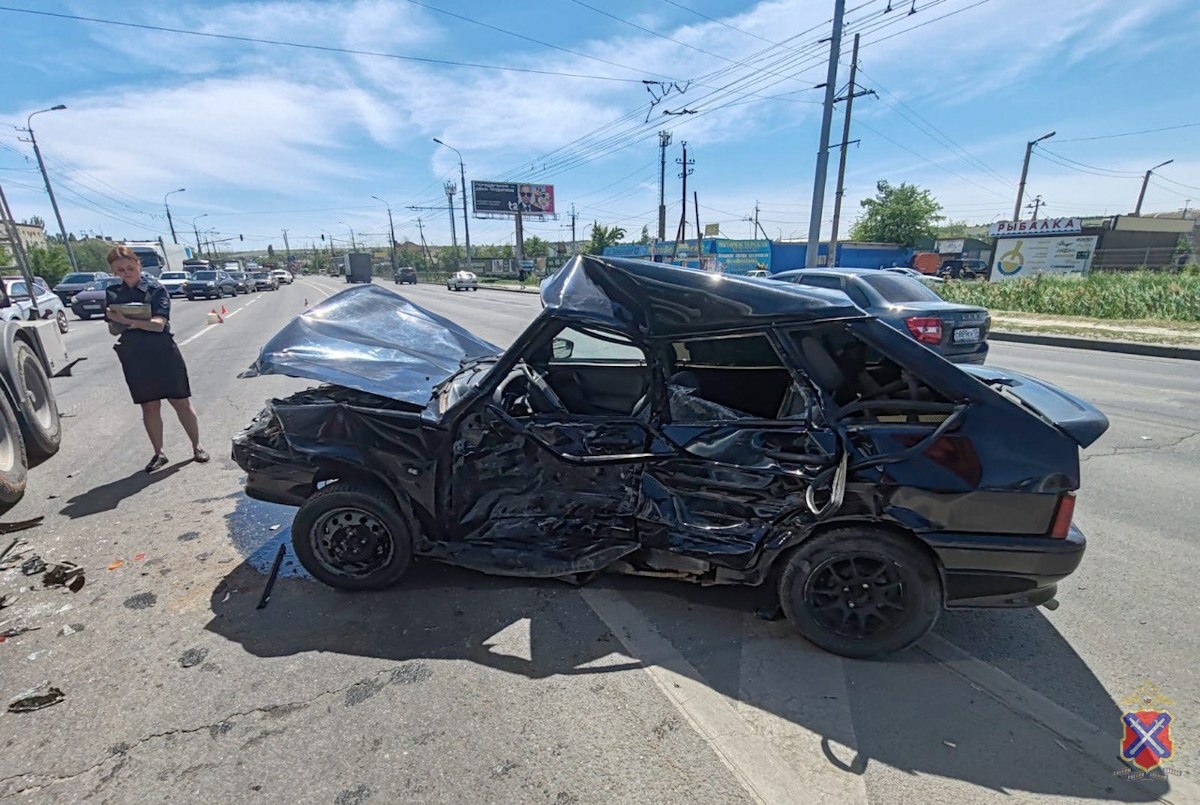 В Кировском районе Волгограда столкнулись грузовик и два легковых автомобиля