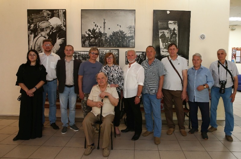 В Астрахани открылась выставка снимков фронтового фотографа Редькина