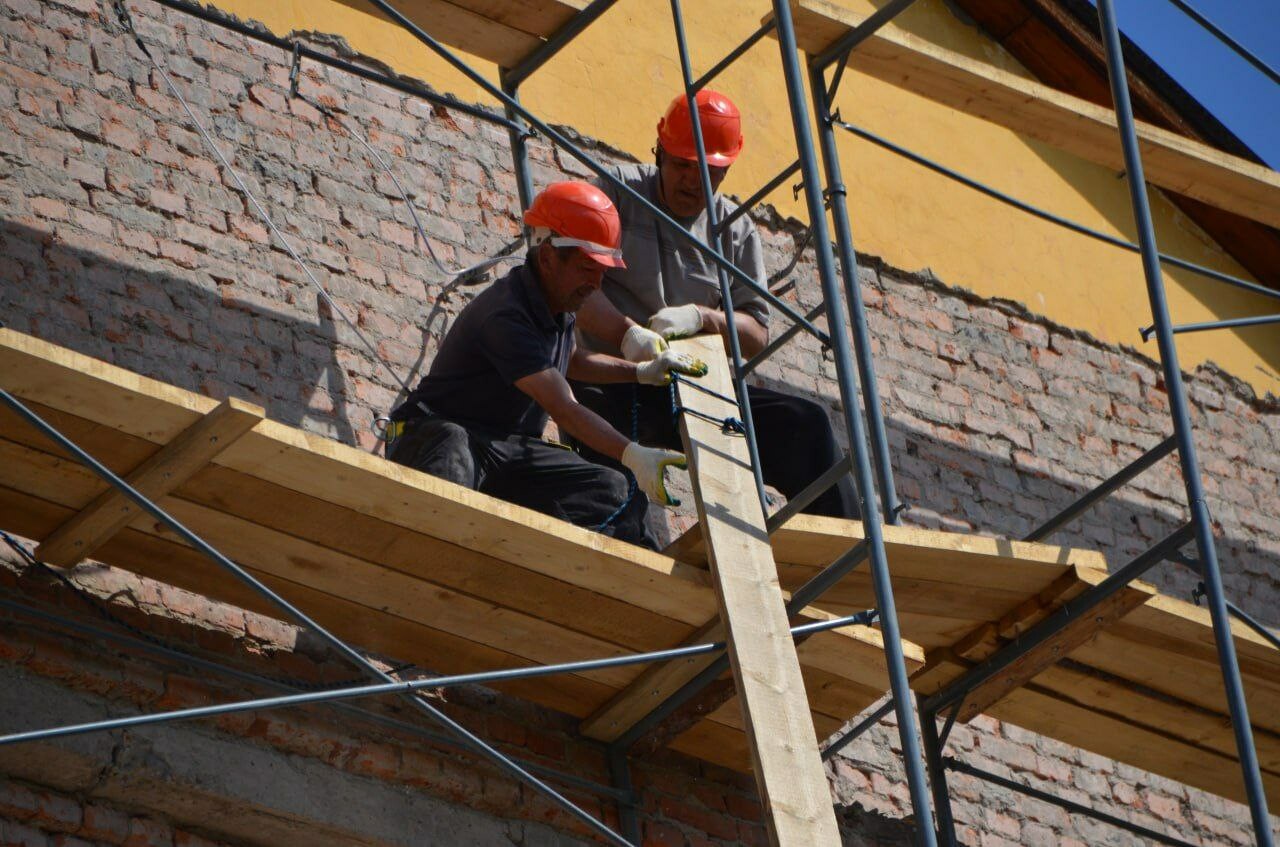 Лемин призвал ускориться подрядчиков, ремонтирующих школу № 10 в Абакане