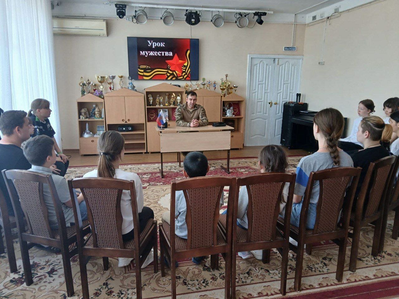 Участник СВО рассказал астраханским подросткам о жизни на фронте