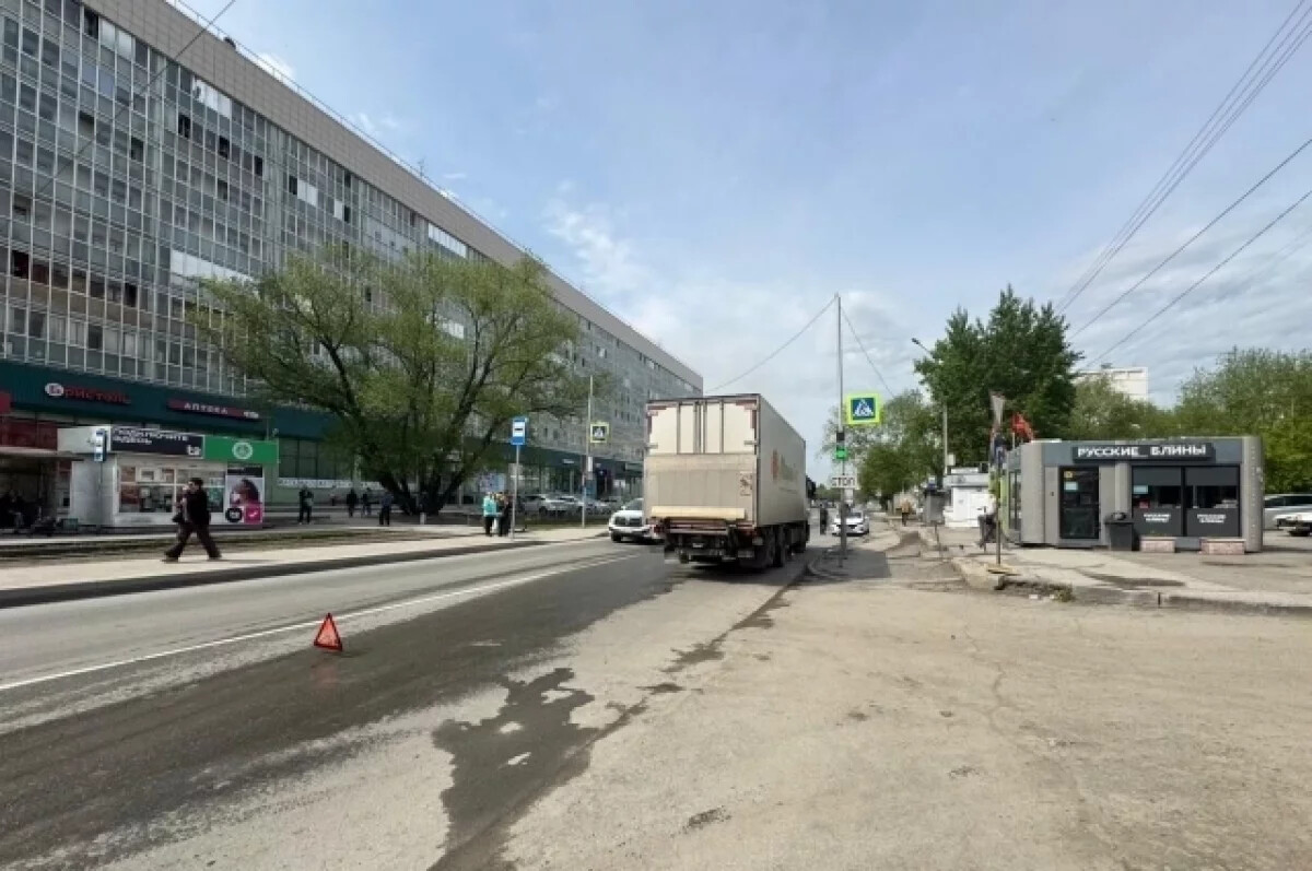 Фура сбила женщину на пешеходном переходе в Новосибирске