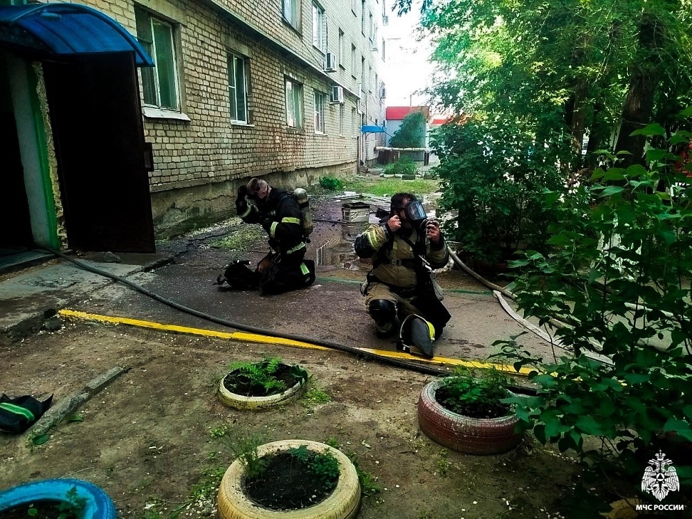В Астрахани спасли ребенка из огня, поймав его на одеяло