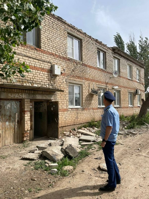 В Астраханской области рухнул навес дома