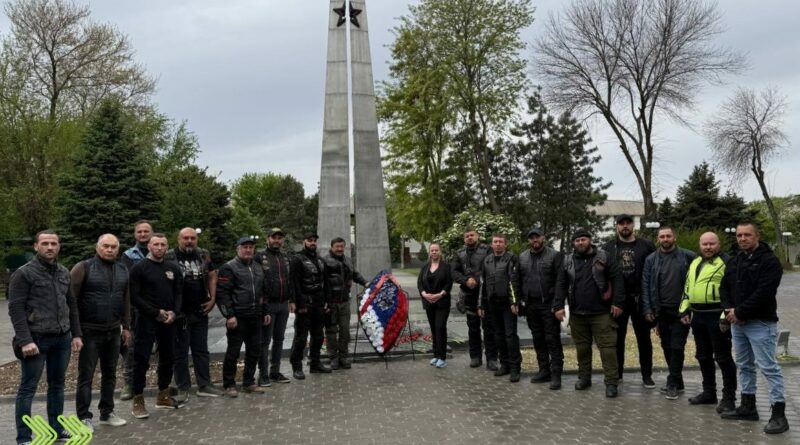 «Ночные волки» почтили героев в Астрахани у Вечного огня