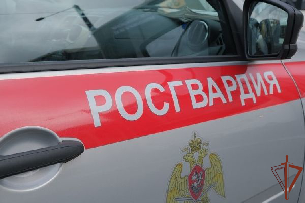 Росгвардейцы облагородили могилы ветеранов в Астрахани