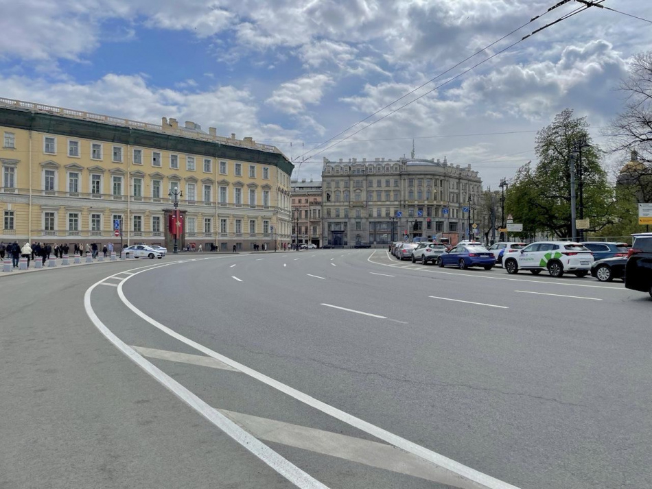 В Петербурге обновляют дорожную разметку к 80-летию Победы