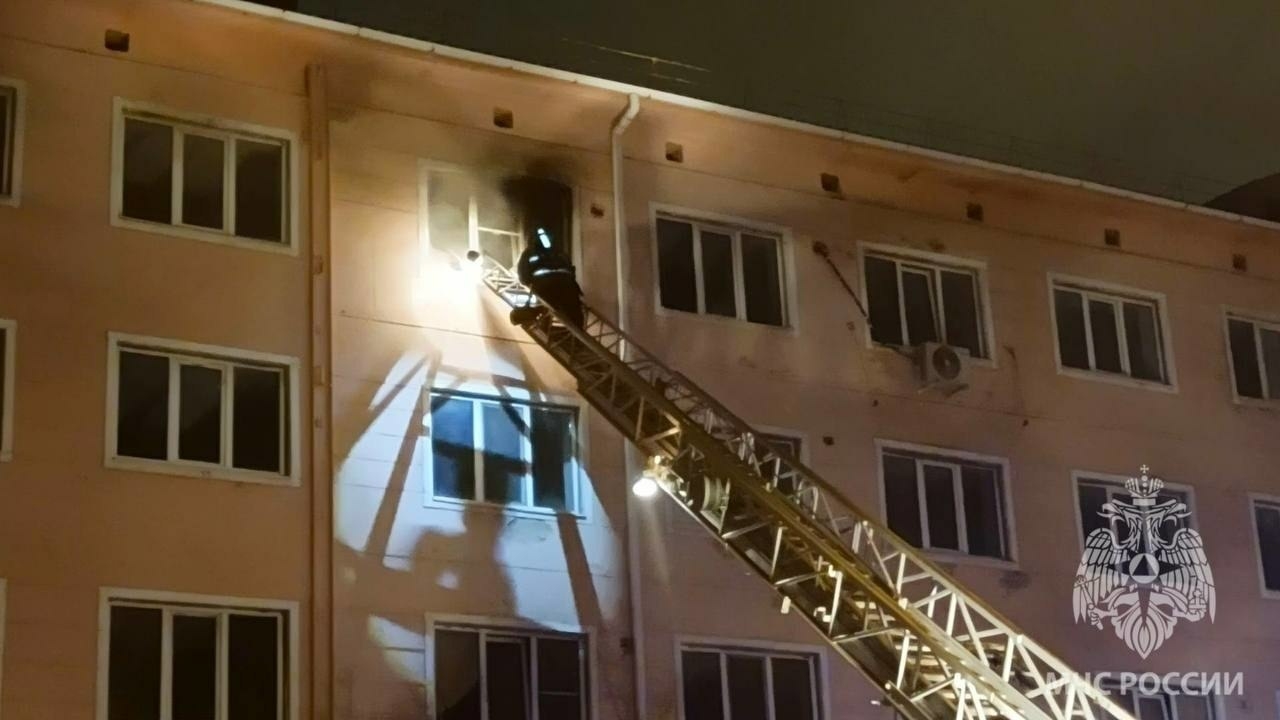 Двое детей попали в больницу после масштабного пожара в Астрахани