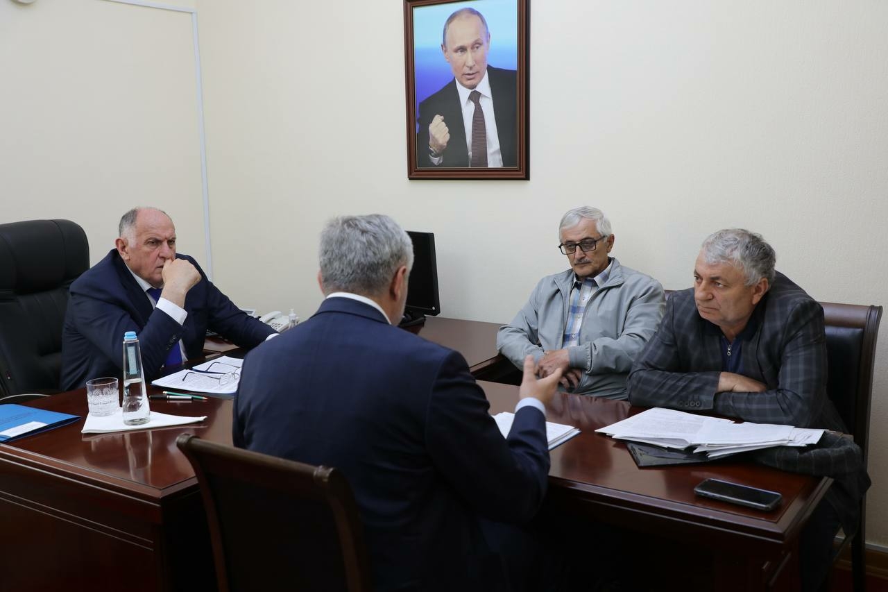 Абдулмуслимов помог с жильем, школой и дорогой во время приема в Махачкале
