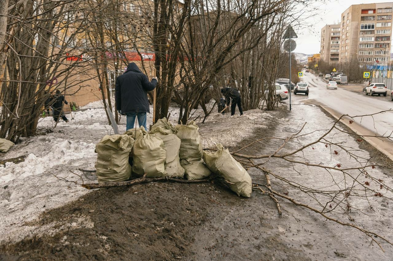 В Мурманске состоялась первая в 2025 году большая общегородская уборка