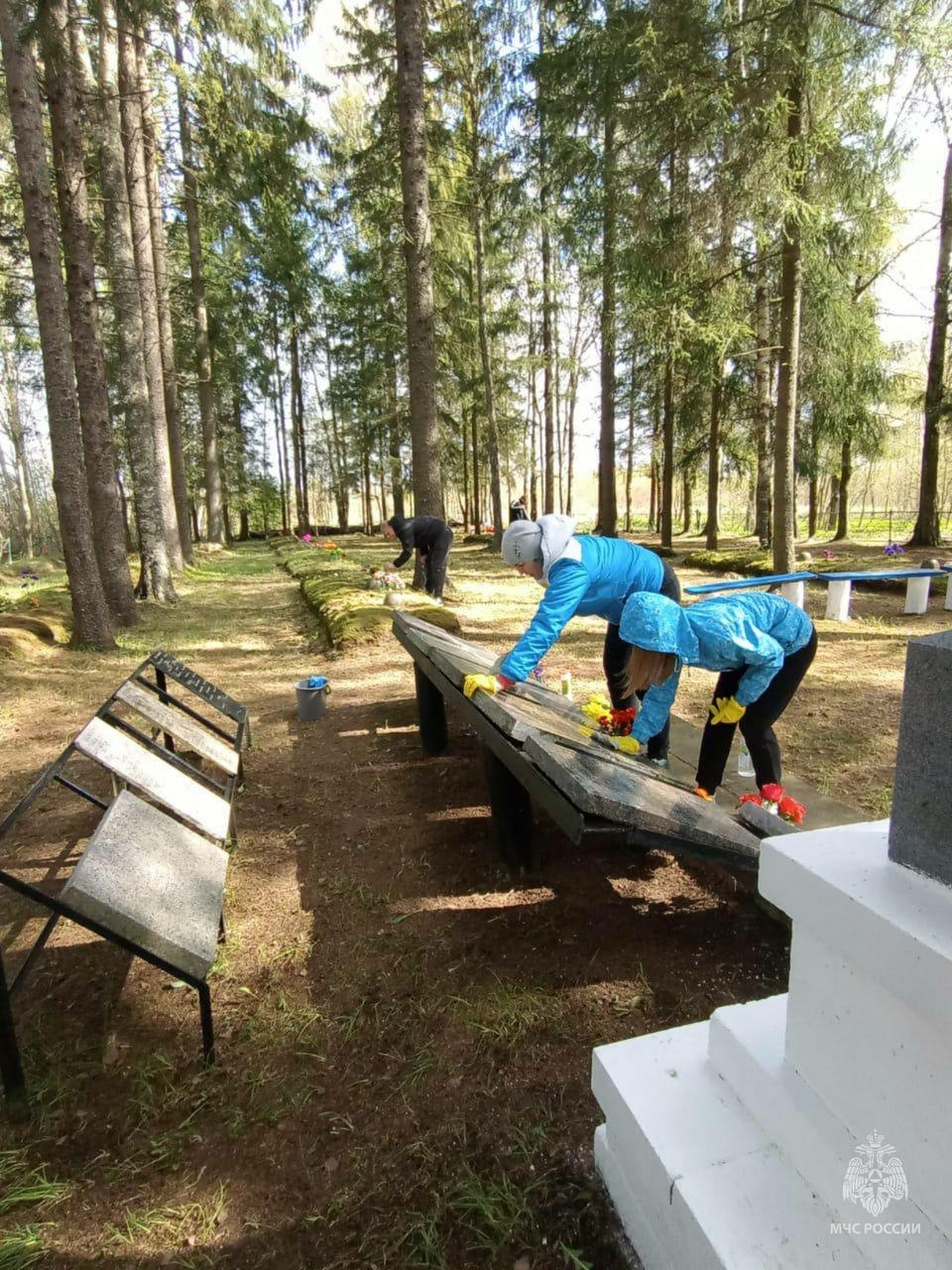 Новгородские сотрудники МЧС провели уборку на воинском захоронении в Новоселицах