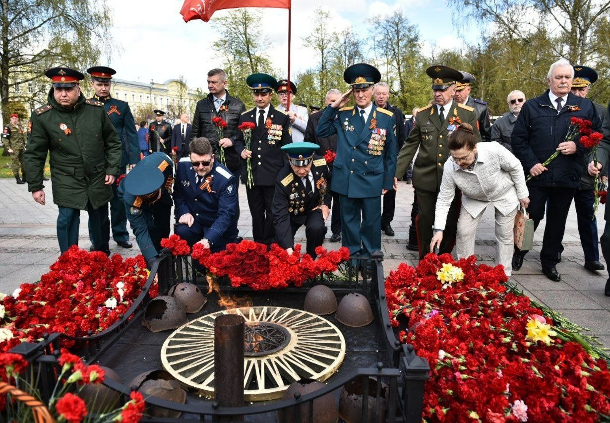 Губернатор Ярославской области возложил цветы к монументу «Вечный огонь»