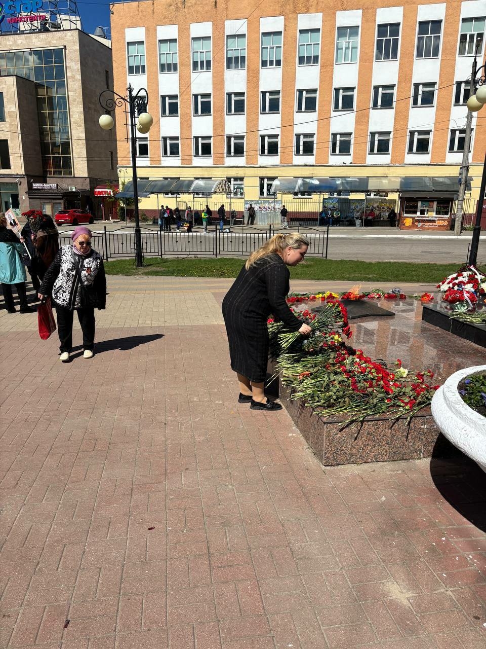 Глава калужского минздрава возложила цветы к памятнику Медицинским сестрам
