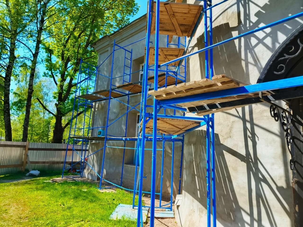 В Старой Руссе продолжается ремонт спортивной школы