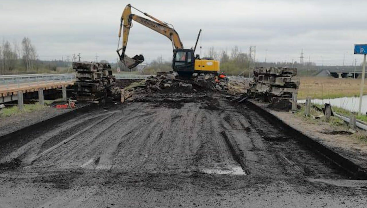 Под Гатчиной на реке Ижора начали демонтаж старого моста