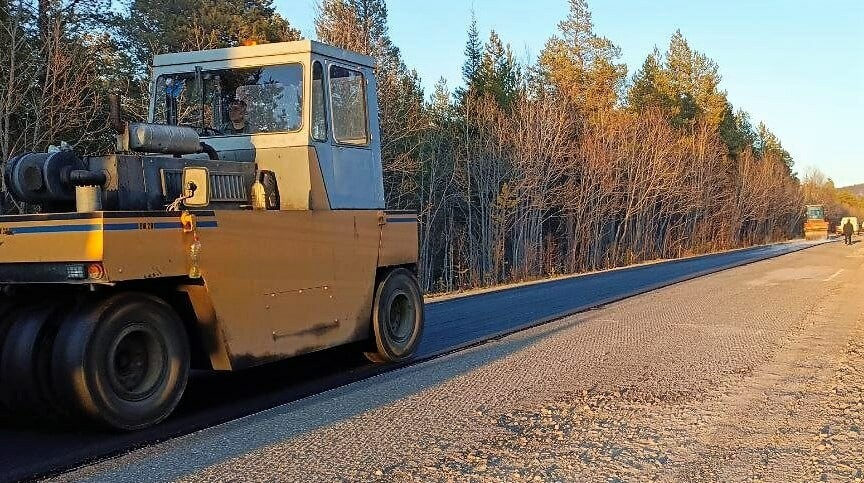 На автодороге Умба-Кандалакша начали укладку асфальта