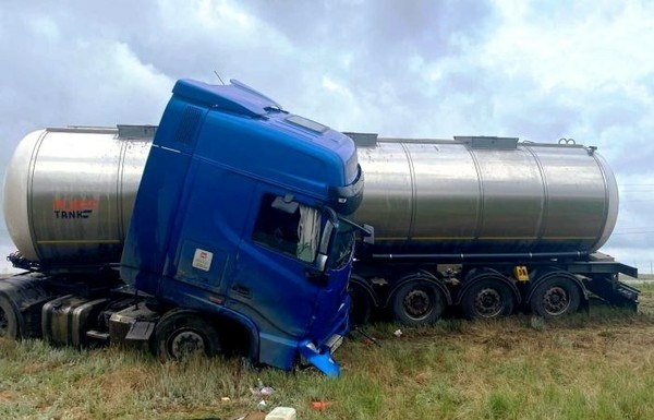 На трассе «Каспий» иномарка врезалась в автоцистерну