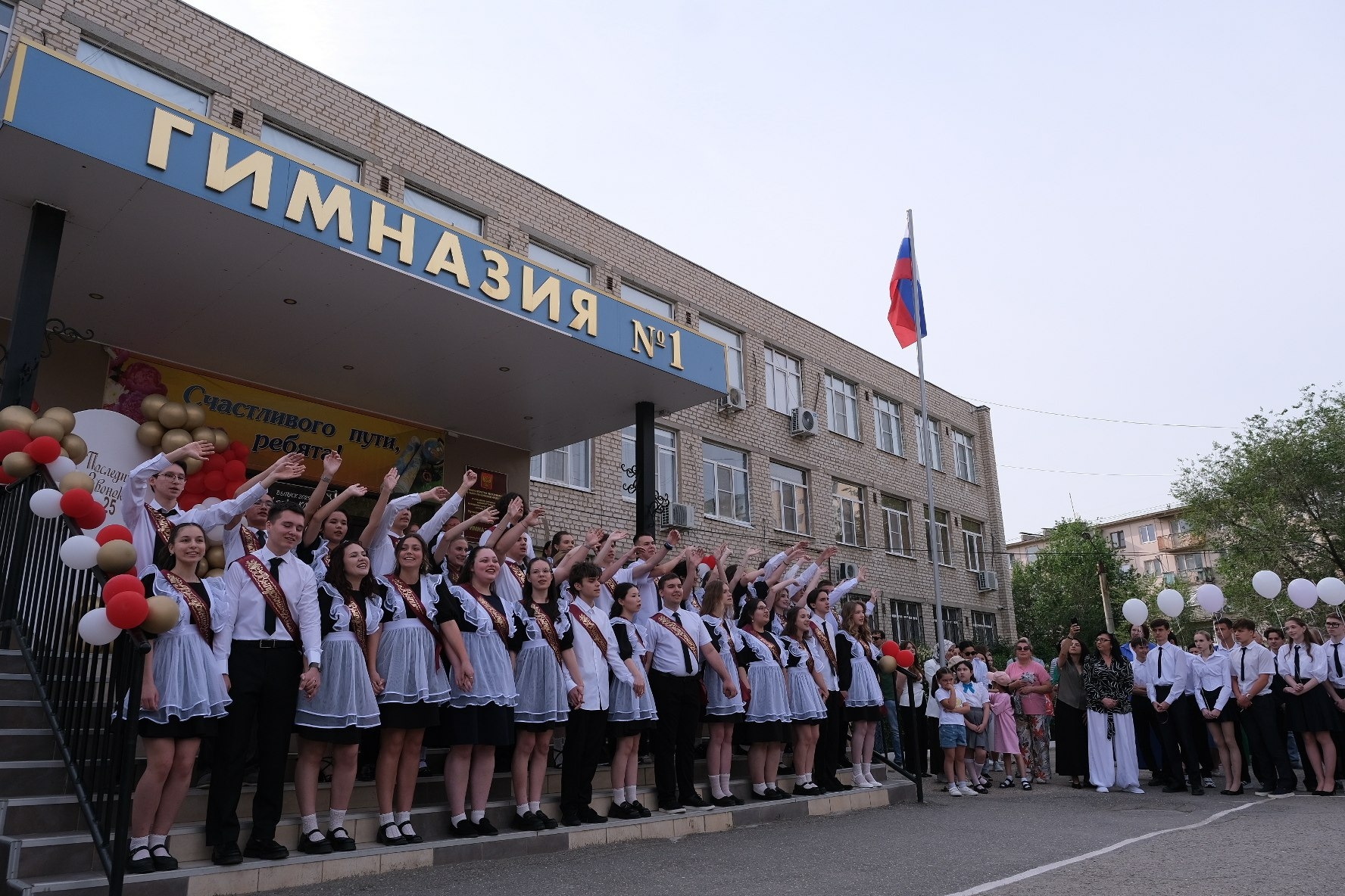 Игорь Мартынов поздравил выпускников Гимназии №1