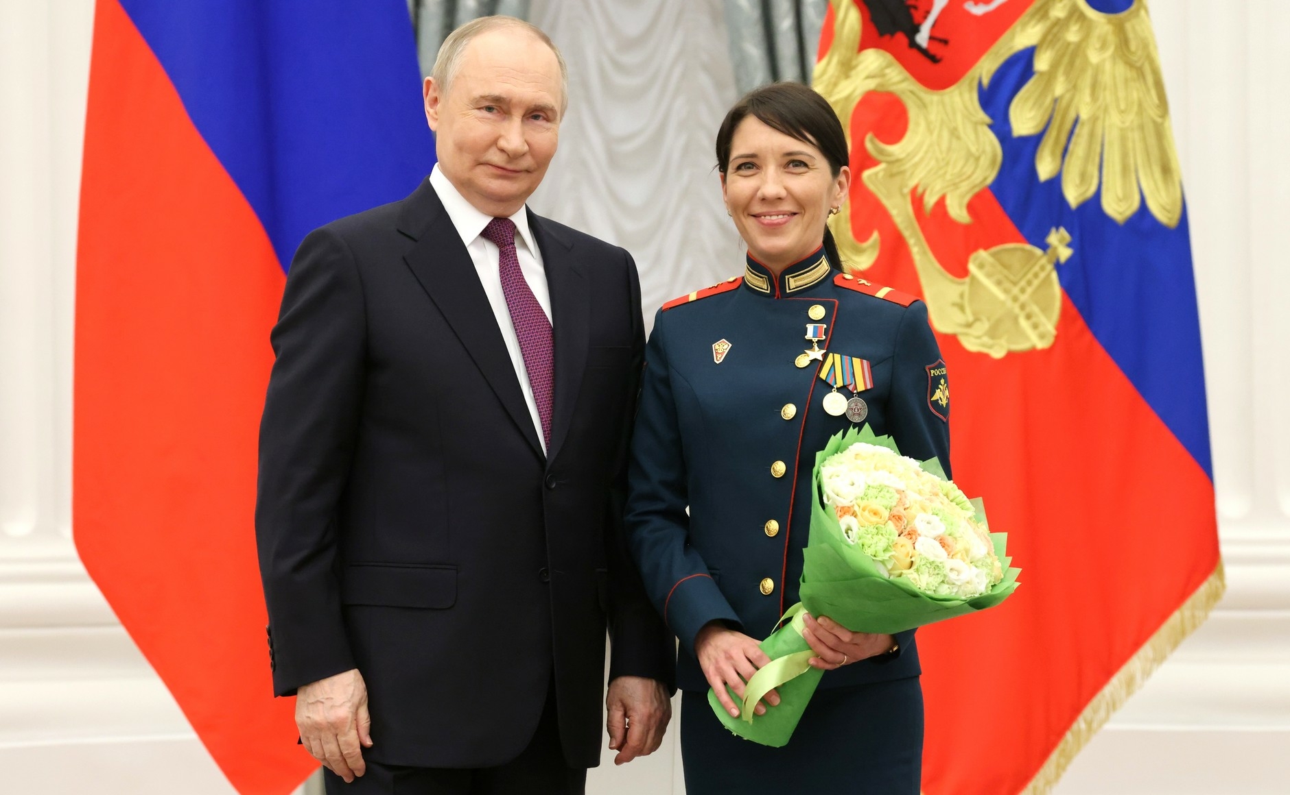 Путин наградил звездой Героя России медсестру за спасение бойца от обстрела