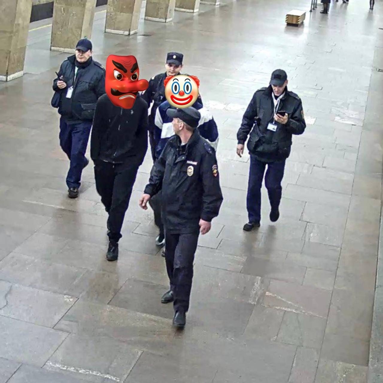 Подростков задержали в Петербургском метро за прыжки через турникеты