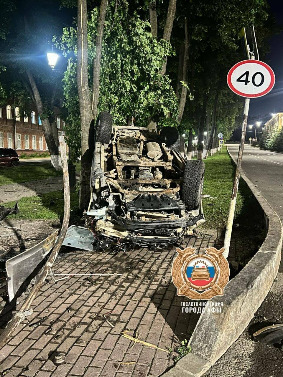 В центре Уфы перевернулся внедорожник