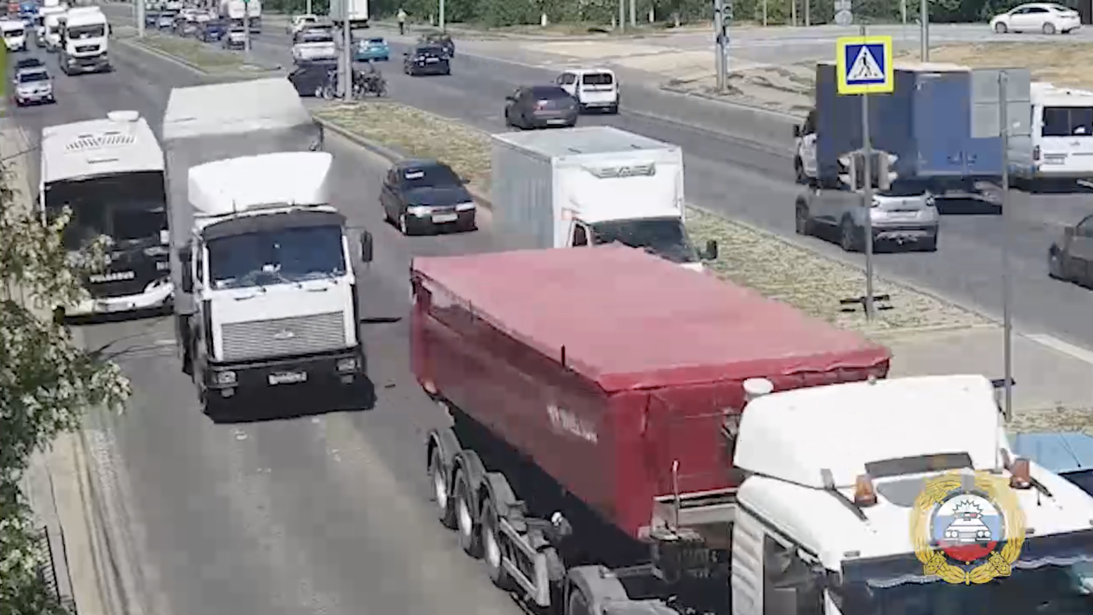В Волгограде фура протаранила автобус на Университетском проспекте