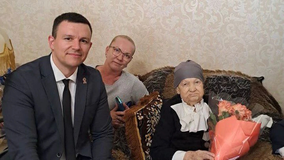Ветеран из Астрахани получила поздравления от министра и подарки