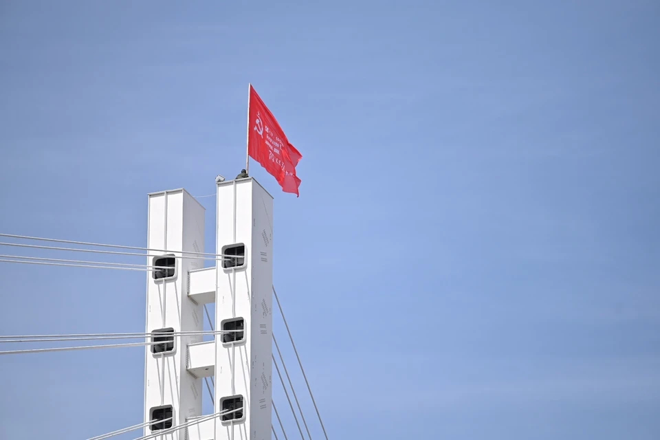 Знамя Победы подняли над мостом Влюбленных в Тюмени