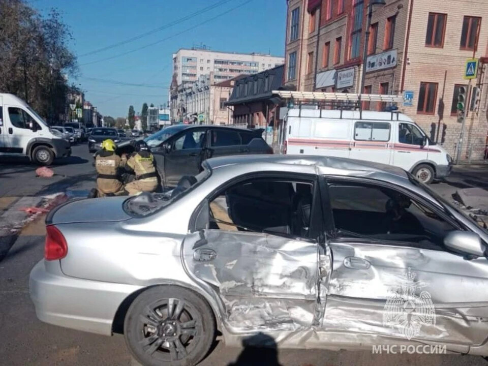 В центре Оренбурга женщину вырезали из авто в ДТП