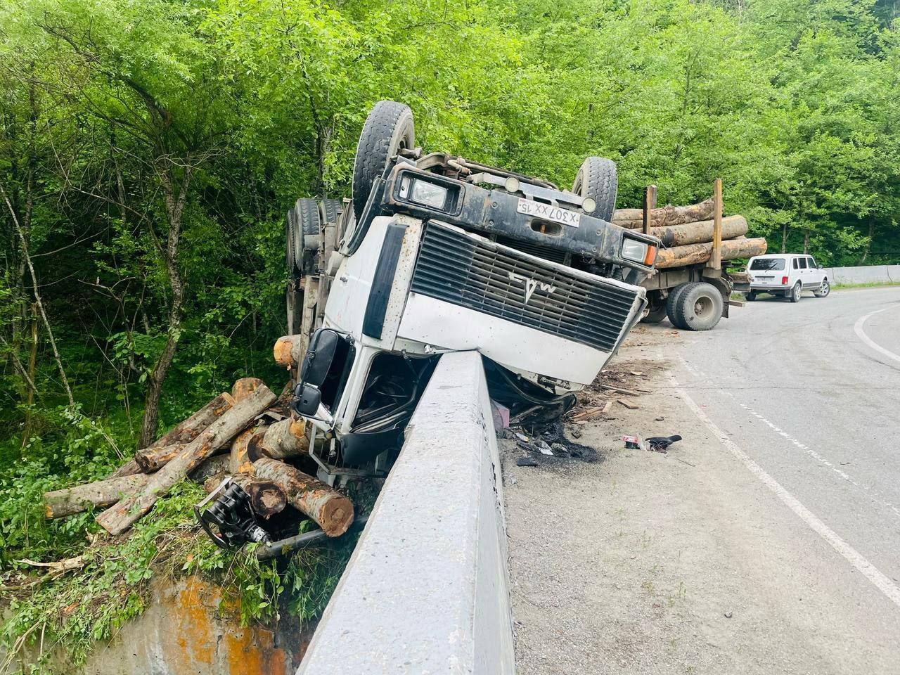 В Северной Осетии лесовоз развалился на две части после удара об отбойник