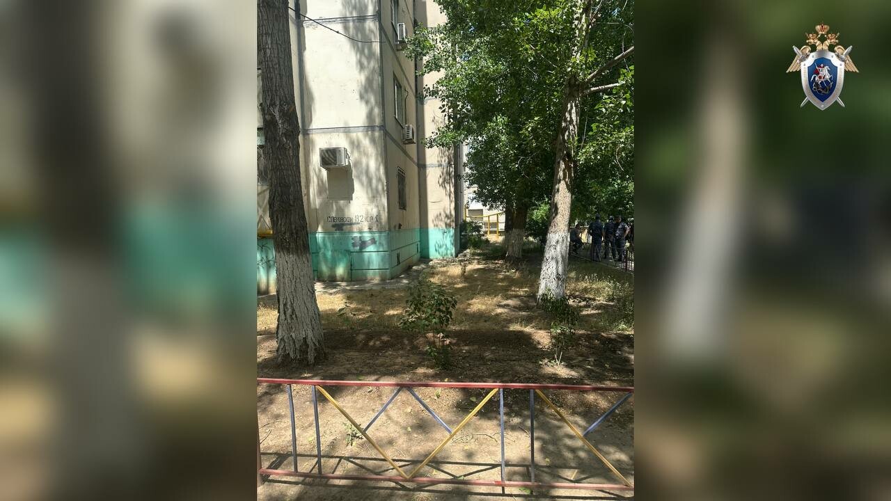 В Астрахани пятилетняя девочка выпала из окна девятого этажа