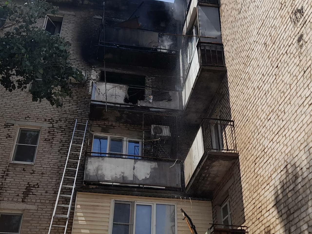 В Астрахани в квартирном пожаре на улице Безжонова пострадали двое детей
