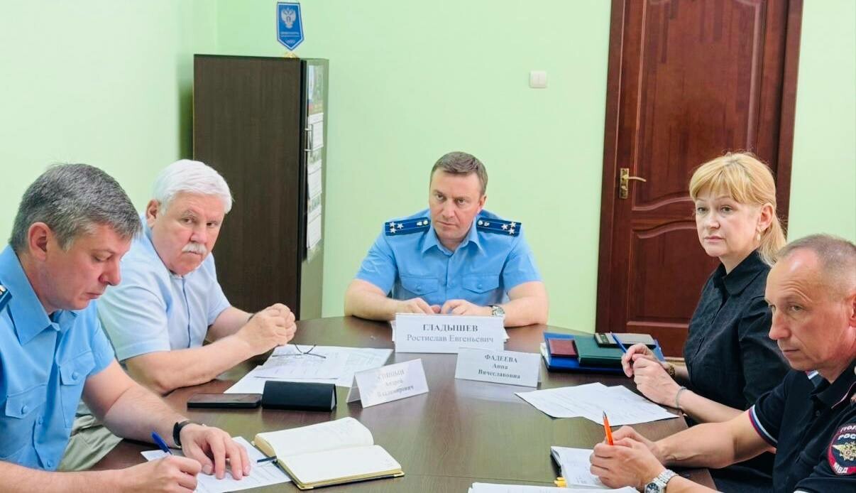 Прокурор Астраханской области провел прием жителей Камызякского района
