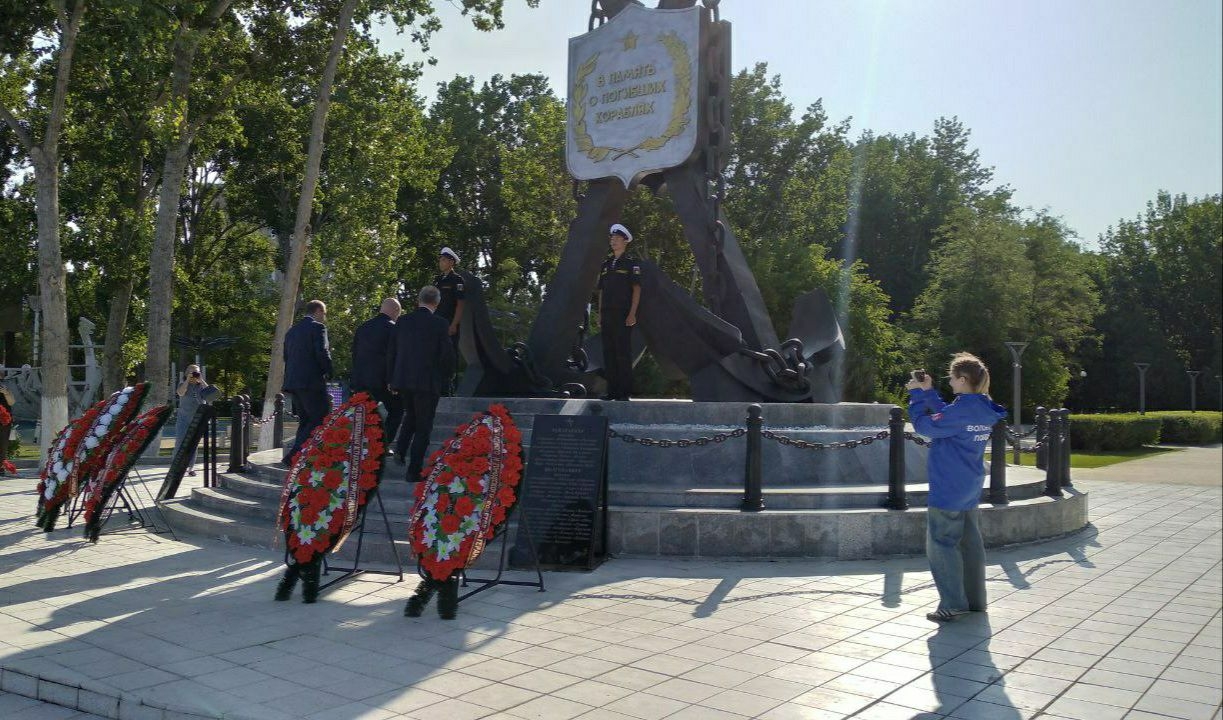 Астраханцы возложили венки к местам воинской славы