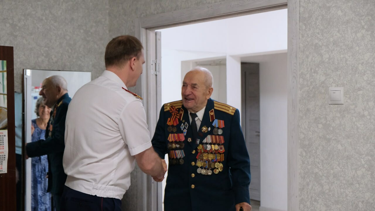 Сотрудники СК вручили астраханскому ветерану ВОВ медаль в честь 80-летия Победы