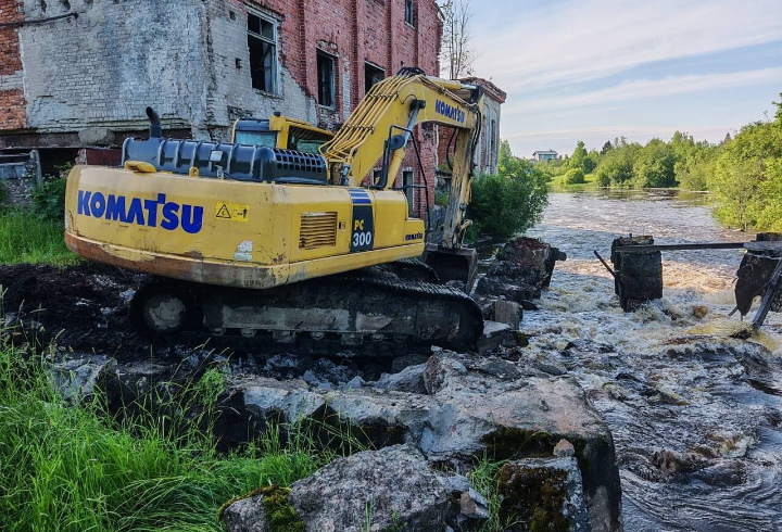 Плотину под Выборгом начали сносить вода временно поднимется