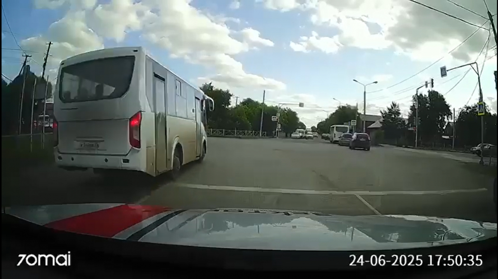 В Омске водителя автобуса оштрафовали за проезд на красный свет и выезд на встречную полосу