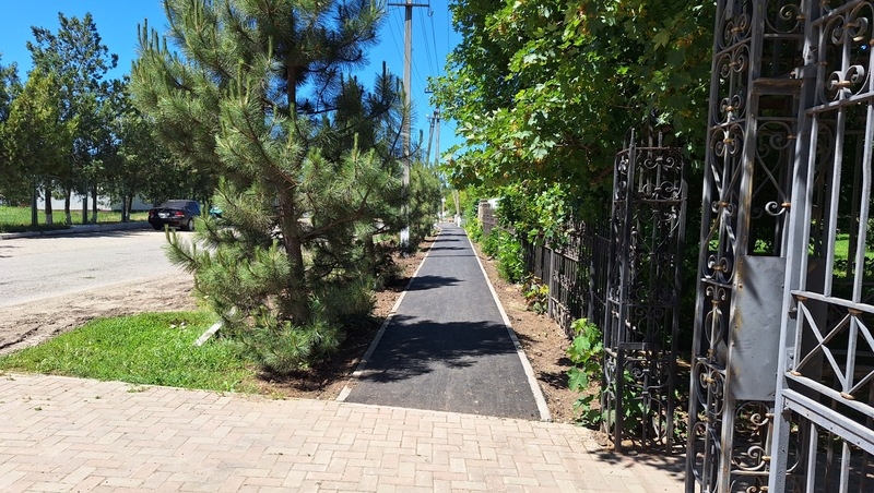 В селе Тахта обустраивают пешеходную дорожку по губернаторской программе