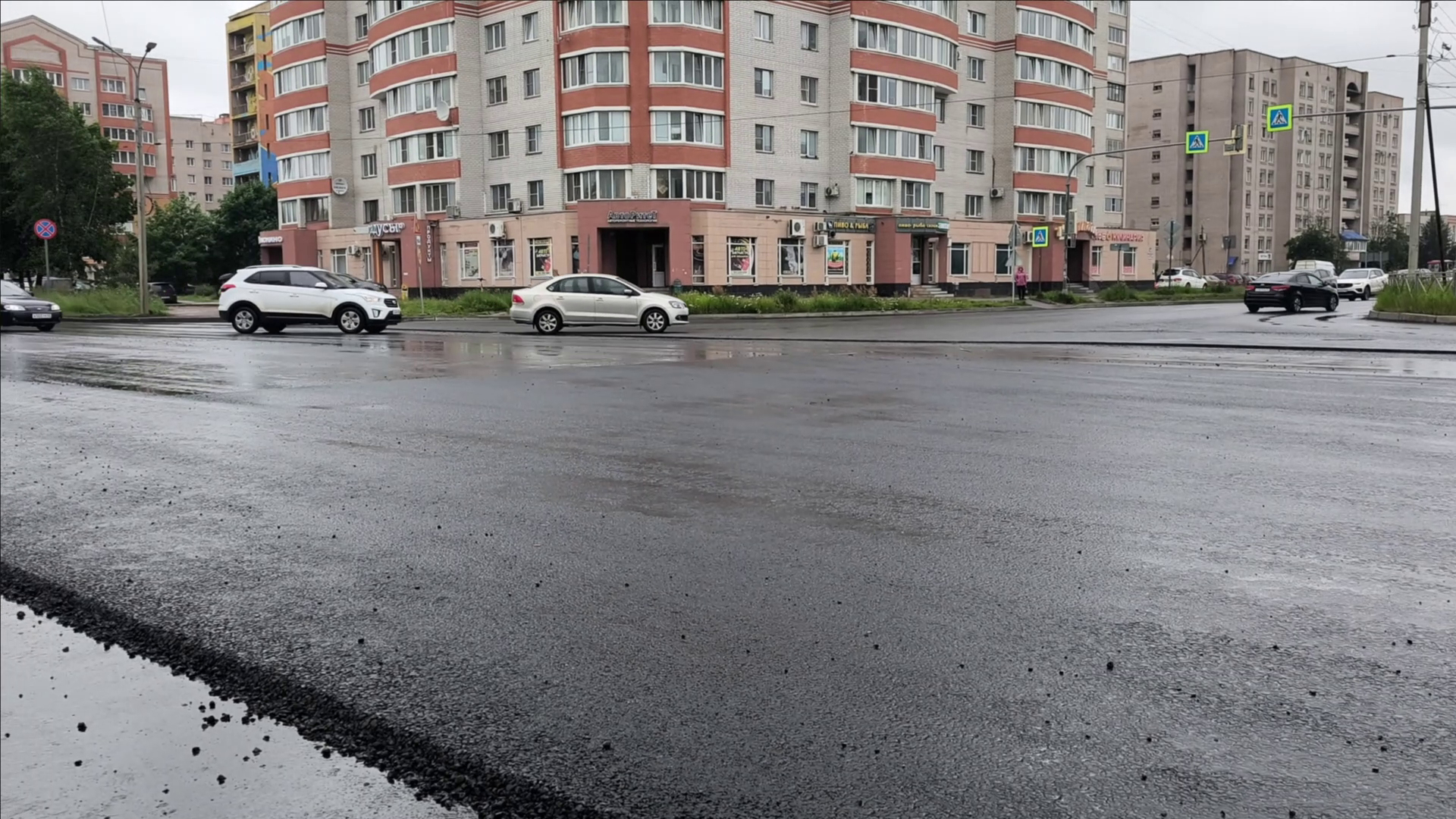 Розбаум проверил ход работ по ремонту дороги на Нехинской в Великом Новгороде