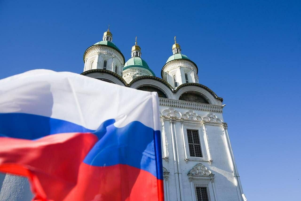 Губернатор Астраханской области поздравил жителей с Днем России