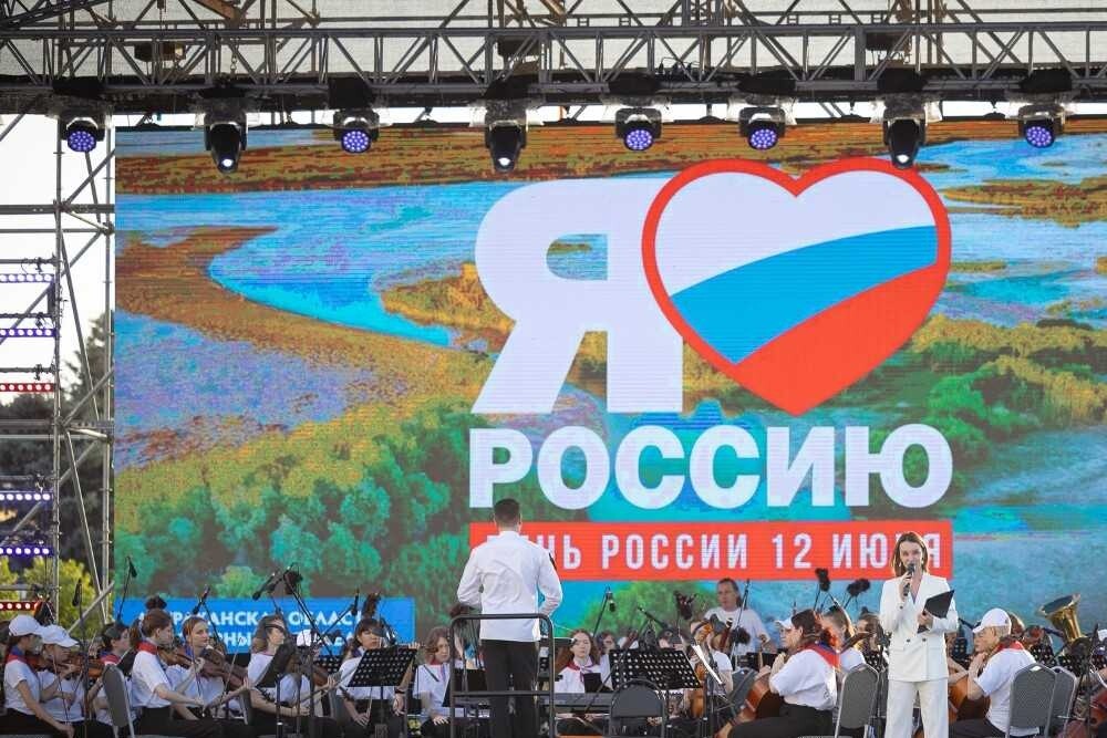 Тысячи зрителей аплодировали юным музыкантам в центре Астрахани