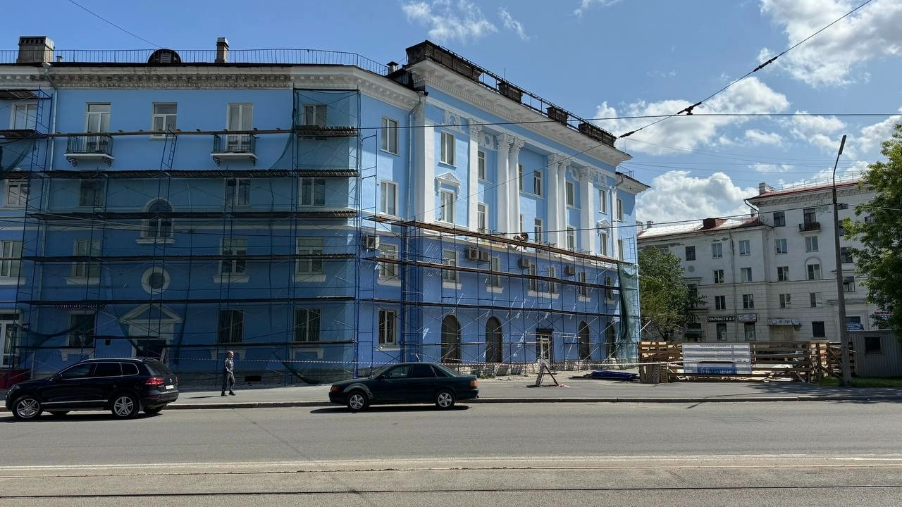 В Череповце на улице Металлургов, 8 начали покраску фасада многоквартирного дома