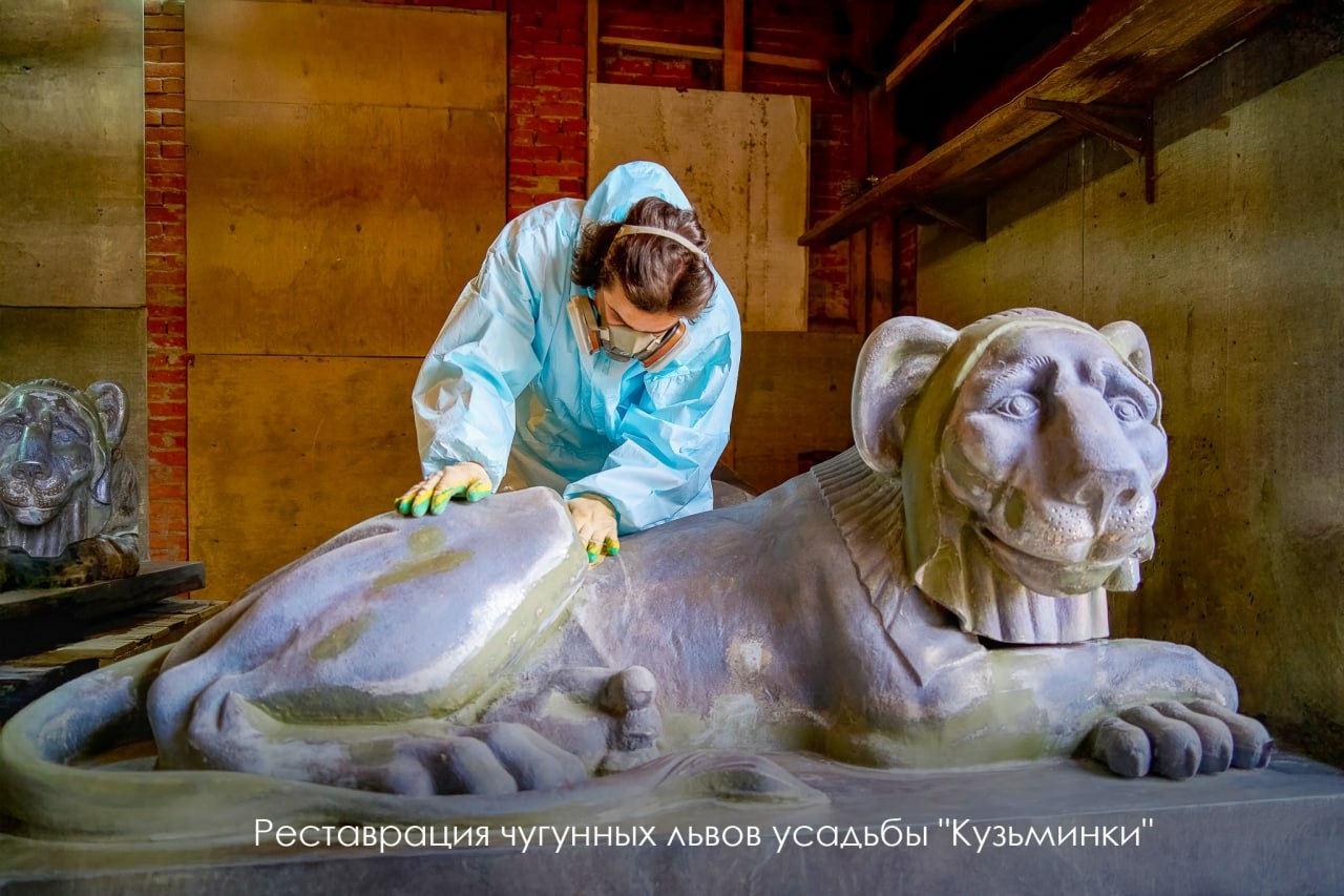 В Москве восстанавливают знаменитых львов усадьбы Кузьминки