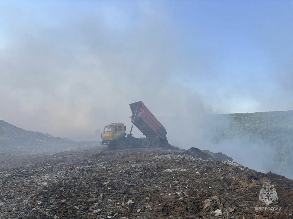 На полигоне под Екатеринбургом продолжают тушить тлеющий мусор