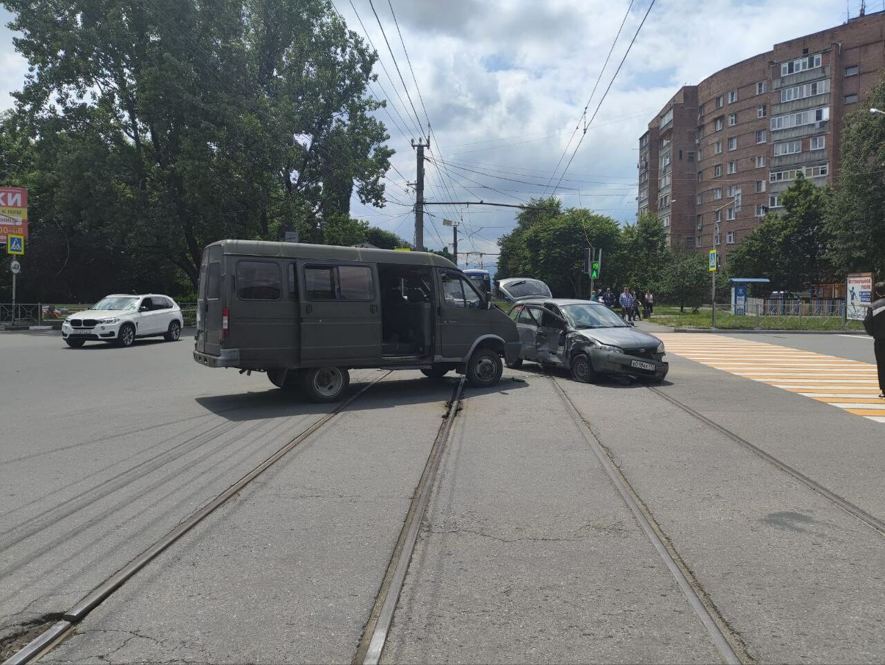Во Владикавказе на перекрестке столкнулись «Лада Калина» и «Газель»
