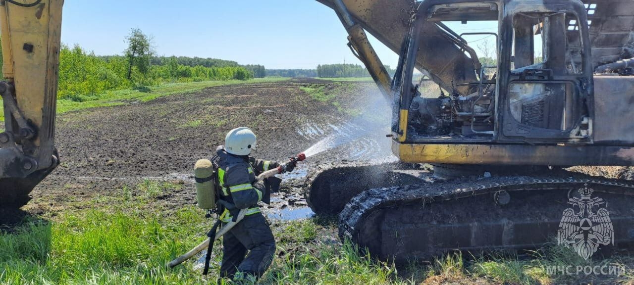 В Большереченском районе потушили горящий экскаватор