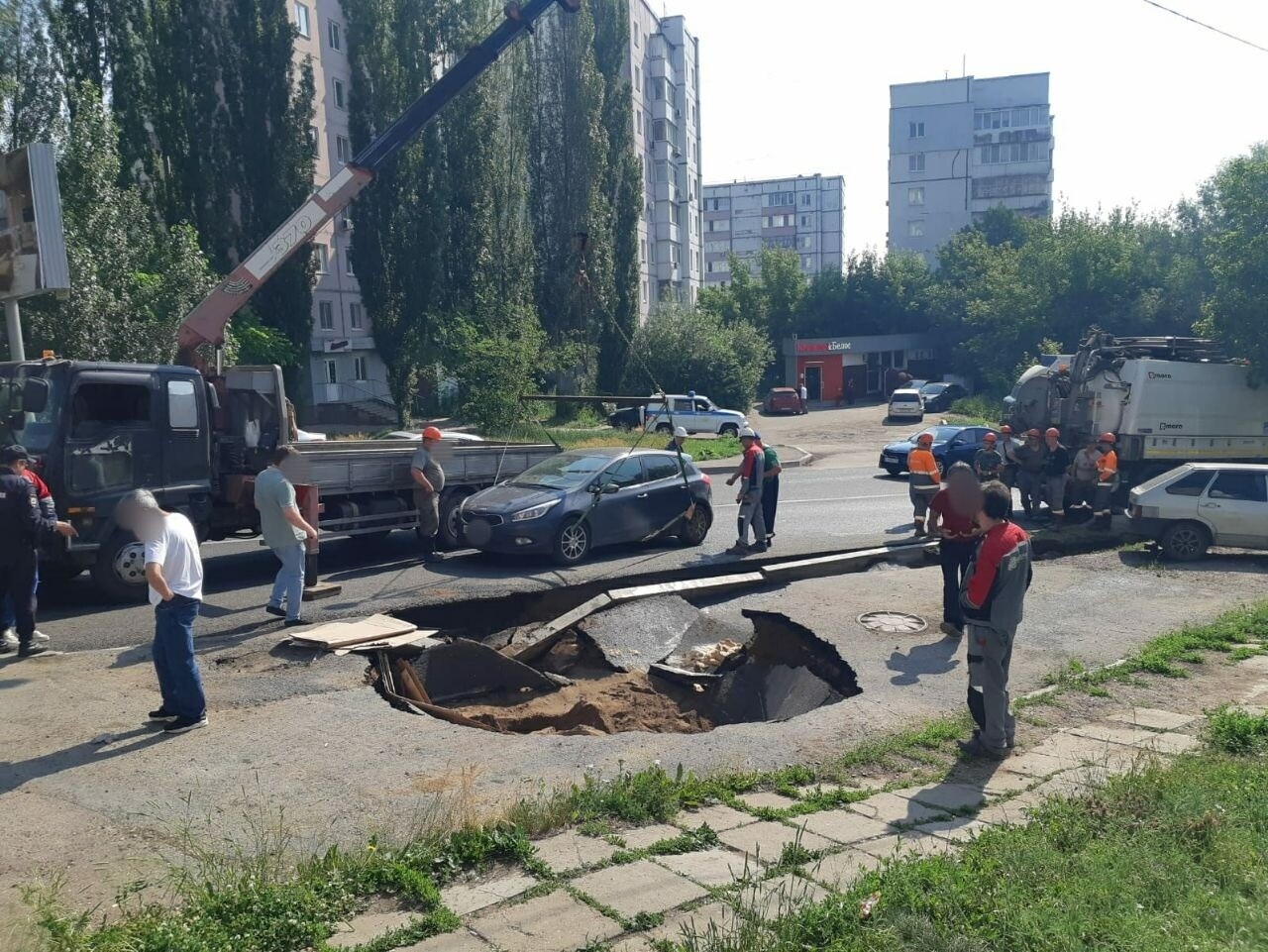 В Уфе автомобиль провалился под землю из-за аварии на водопроводе