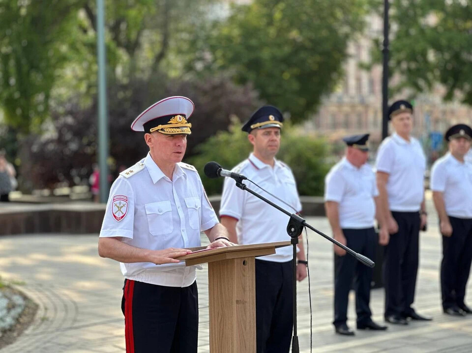 На главной площади Ростова выстроились сотни полицейских с собаками